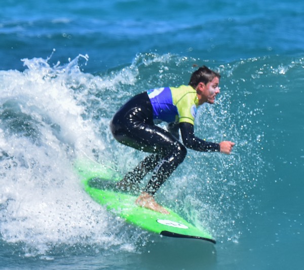 surfing por la pared de la ola